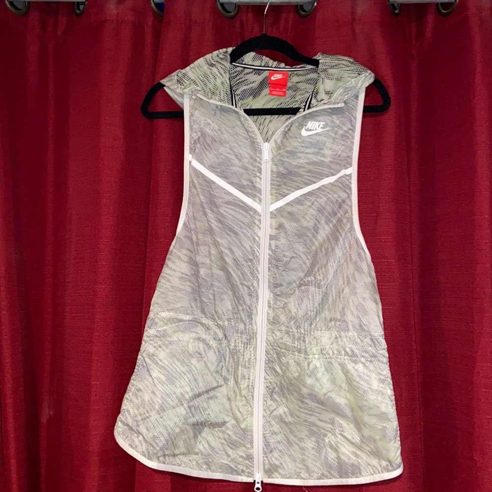 Nike sports top- size S